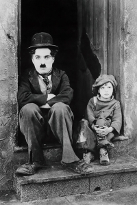 Charlie Chaplin, photo pour la promotion du film « Le Kid » (1921)