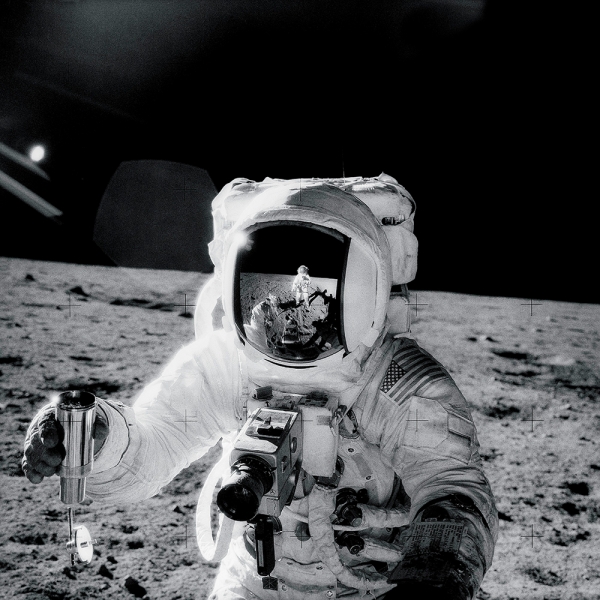 Astronaut Alan Bean holding Sample Container - Apollo Moon Mission Variante 1 | 40x40 cm | Premium-Papier