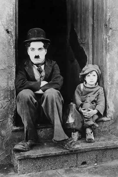 Charlie Chaplin, photo pour la promotion du film « Le Kid » (1921) 